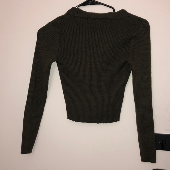 SOLD ⭐️ Cropped army green button sweater ⭐️ - Picture 4 of 5